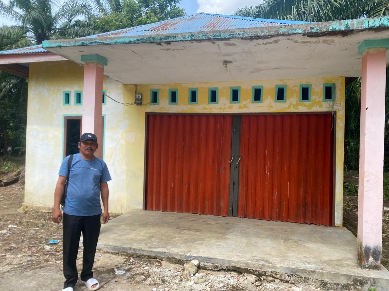 Kepala Kampung Biskang, Roan Tumangger, menunjukkan bangunan milik BUMDes yang sudah dua tahun terbengkalai dan belum difungsikan.