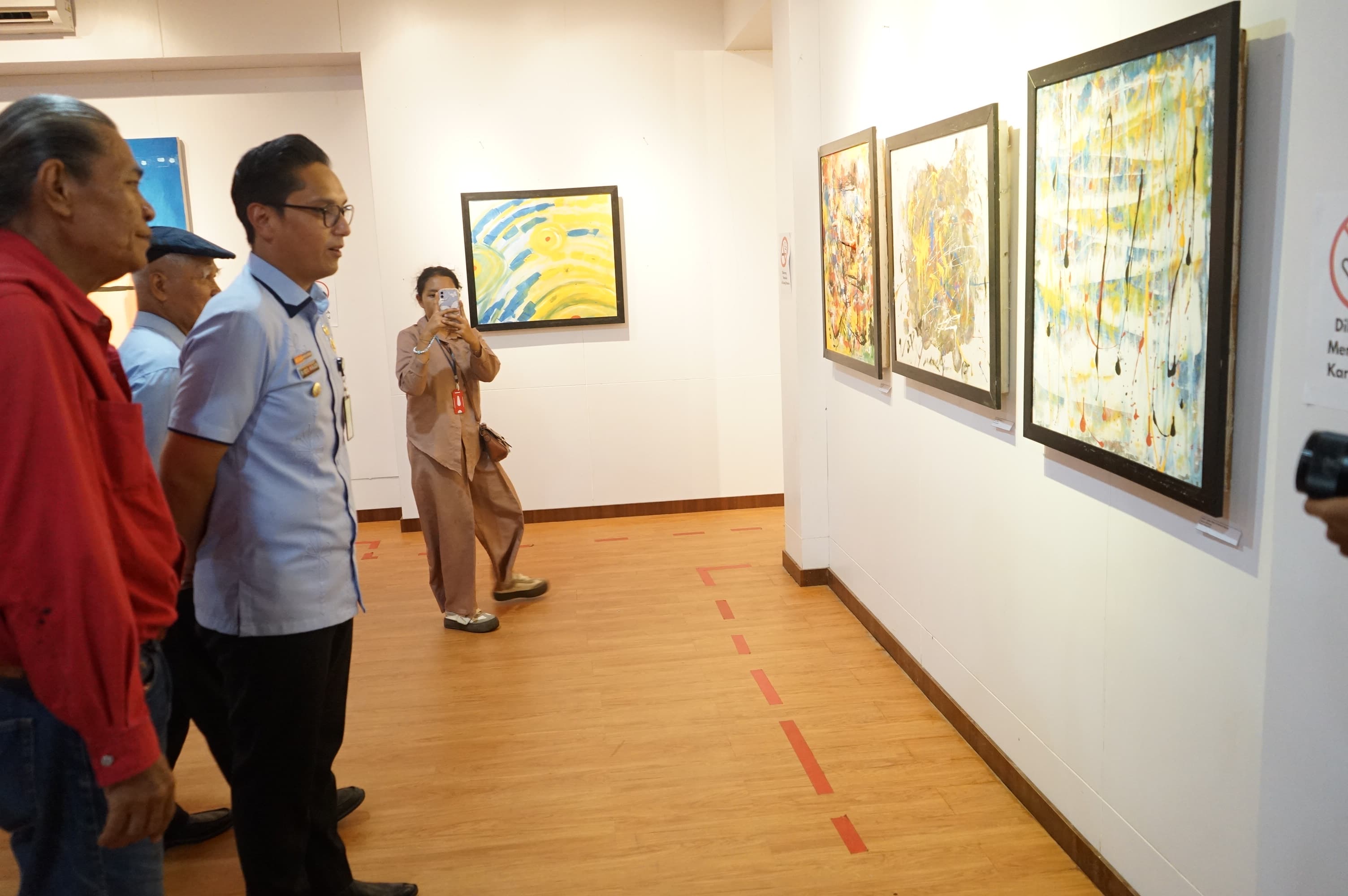 Wali Kota Medan Rico Tri Putra Bayu Waas menikmati seni lukisan pada Pesta Seni Medan 2025 di Taman Budaya, Selasa (1/7/2025), sebagai bagian dari perayaan HUT ke-435 Kota Medan.
