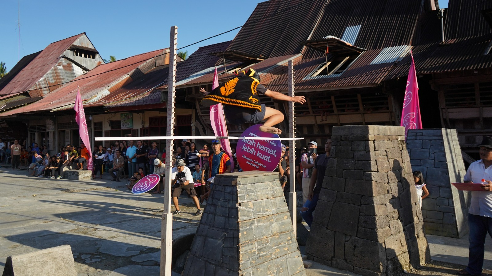 Atraksi lompat batu pada event WSL QS 6000 Nias Pro 2025. Indosat melakukan aktivasi jaringan dan memberi dukungan.