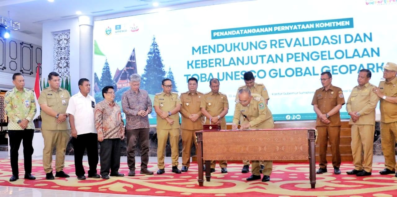 Penandatanganan komitmen mendukung revalidasi dan berkelanjutan pengelolaan Toba UNESCO Geopark Global.