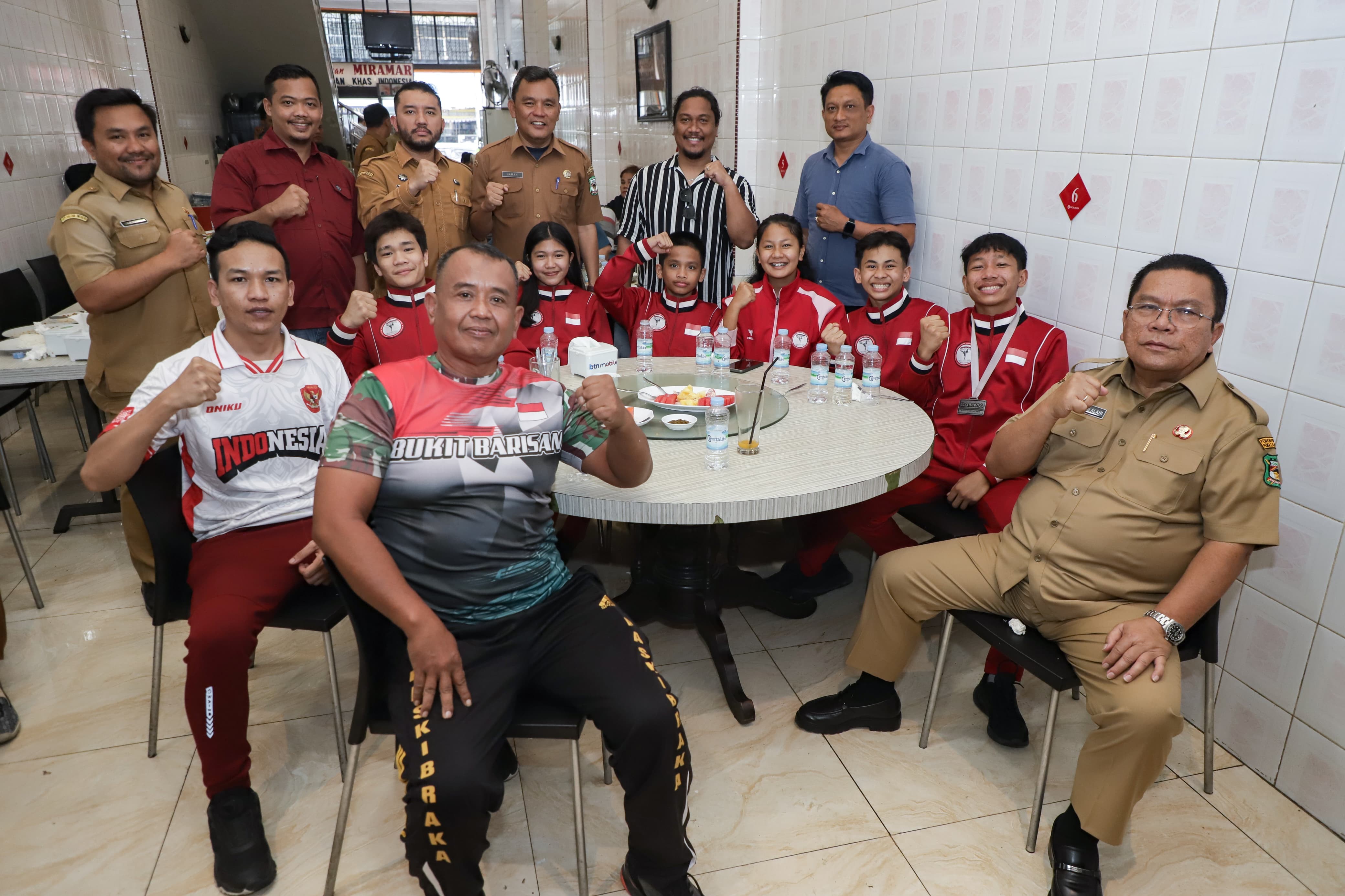 Wali Kota Pematangsiantar Wesly Silalahi bersama atlet World MMA Championship 2025.