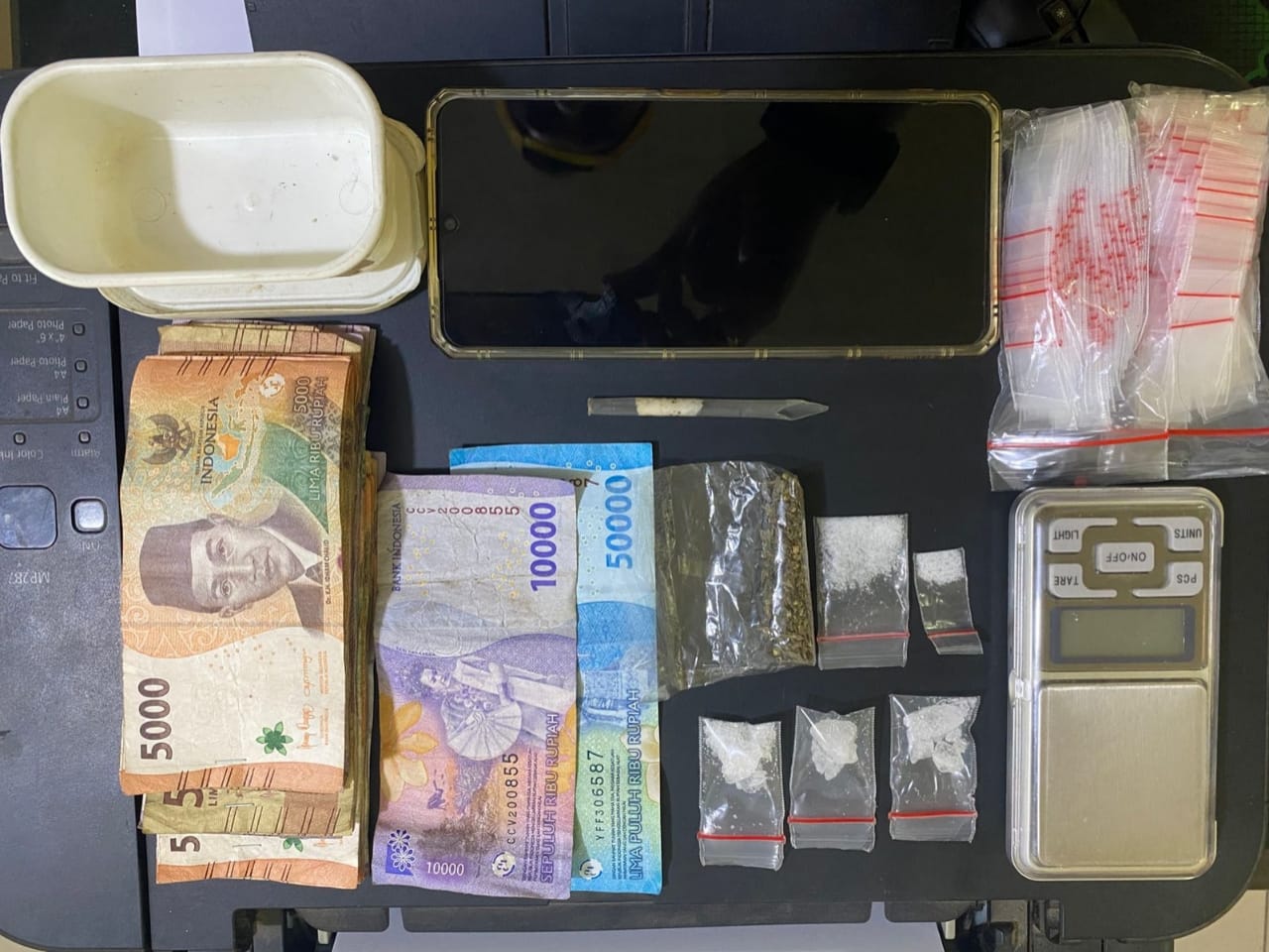 Barang bukti sabu, ganja, alat isap, dan timbangan digital yang disita dari pelaku EP oleh Sat Narkoba Polres Binjai.