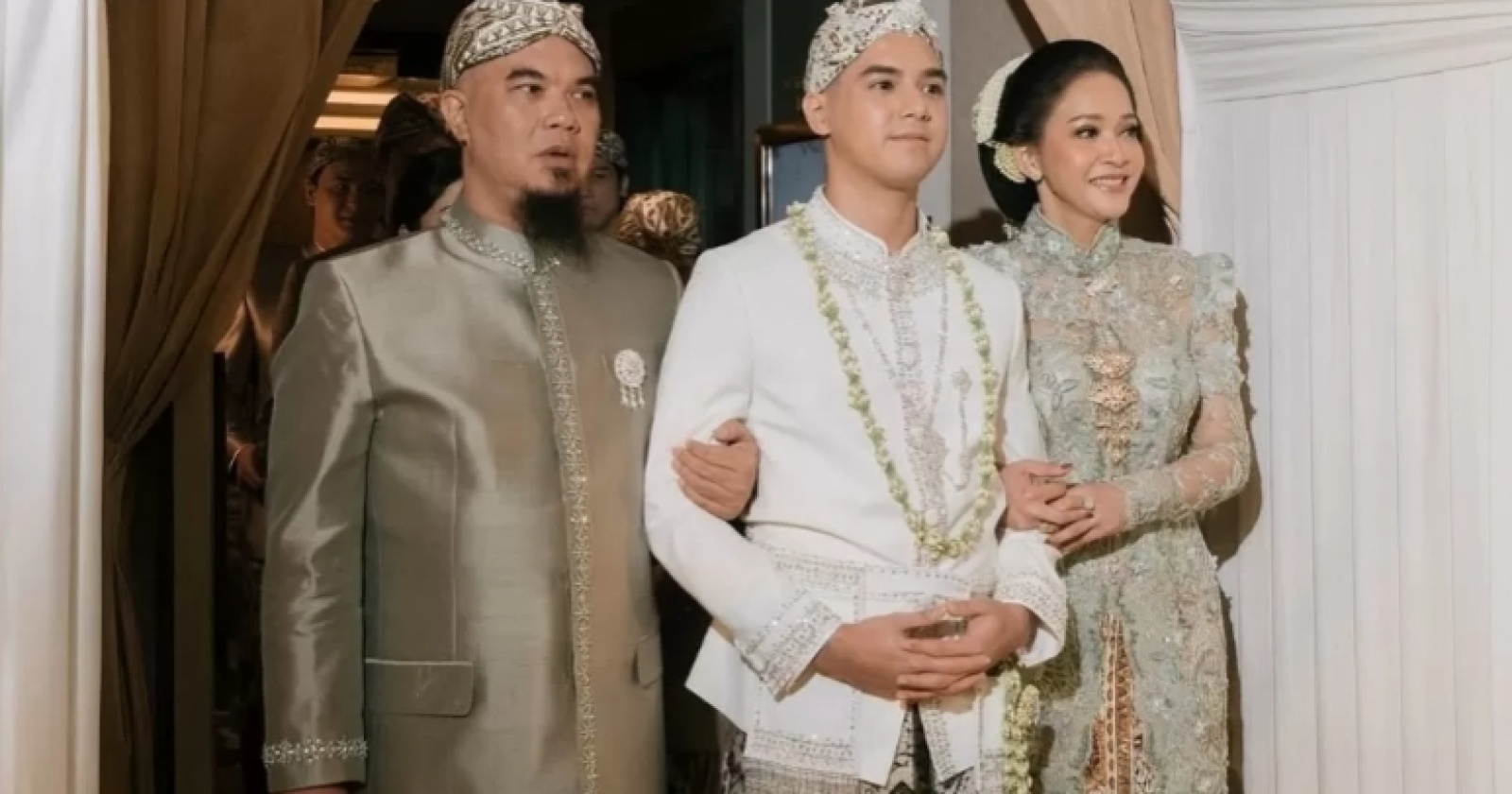 Ahmad Dhani dan Maia Estianty saat pernikahan Al Ghazali dan Alyssa Daguise.