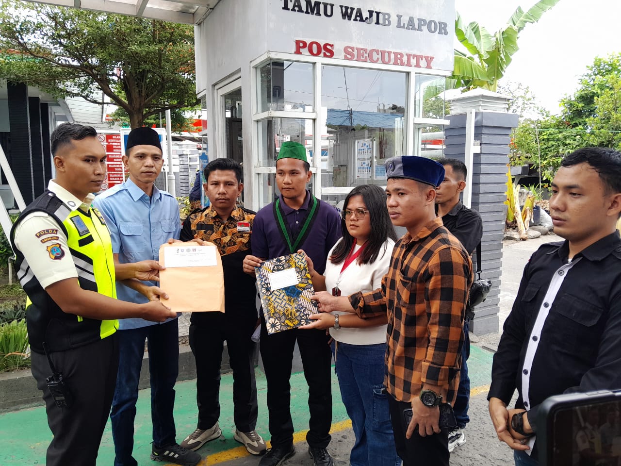 Aliansi Mahasiswa, Pemuda, dan Masyarakat Sibolga-Tapanuli Tengah saat menyerahkan surat desakan pemindahan Depot Pertamina Sibolga.