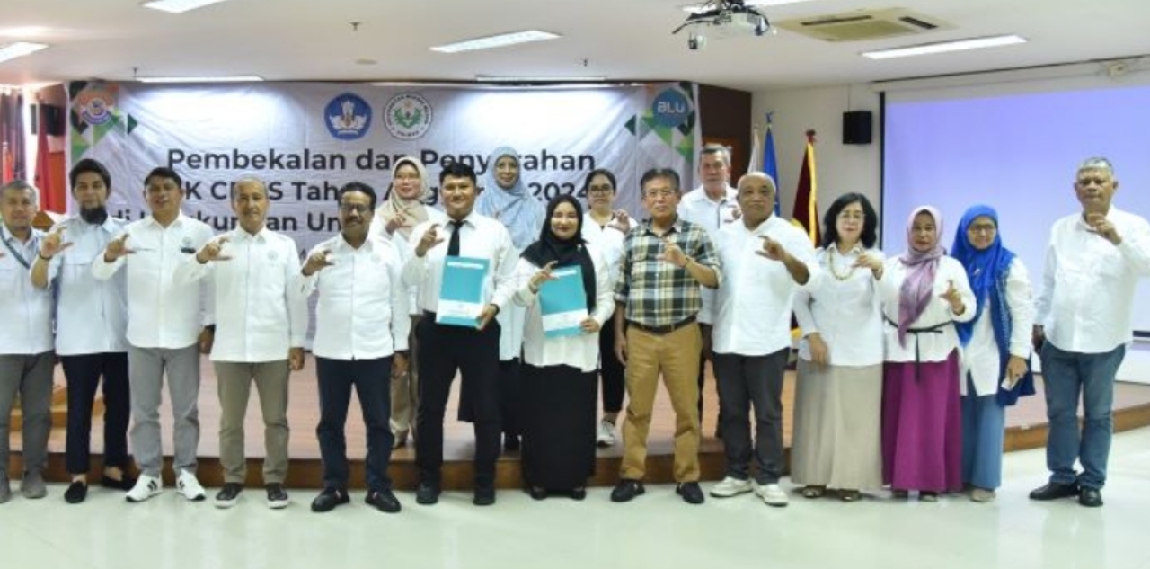 Foto bersama Rektor Unimed Prof. Dr. Ir. Baharuddin, ST, M.Pd dengan 171 dosen dan tendik penerima SK CPNS Tahun Anggaran 2024 di Gedung Digital Library Unimed.