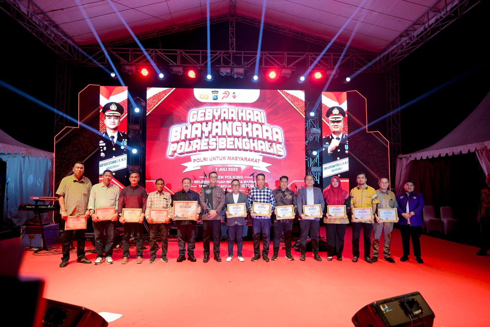 Malam puncak Hari Bhayangkara ke-79 Polres Bengkalis dihadiri Forkopimda, tokoh masyarakat, dan unsur pemerintah daerah, berlangsung semarak di Simpang Pokok Jengkol Duri, Selasa (1/7/2025).