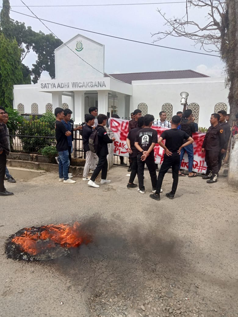 Gerakan Pemuda dan Mahasiswa Kabupaten Padanglawas unjuk rasa di depan kantor Kejari Palas, Kamis (3/7).