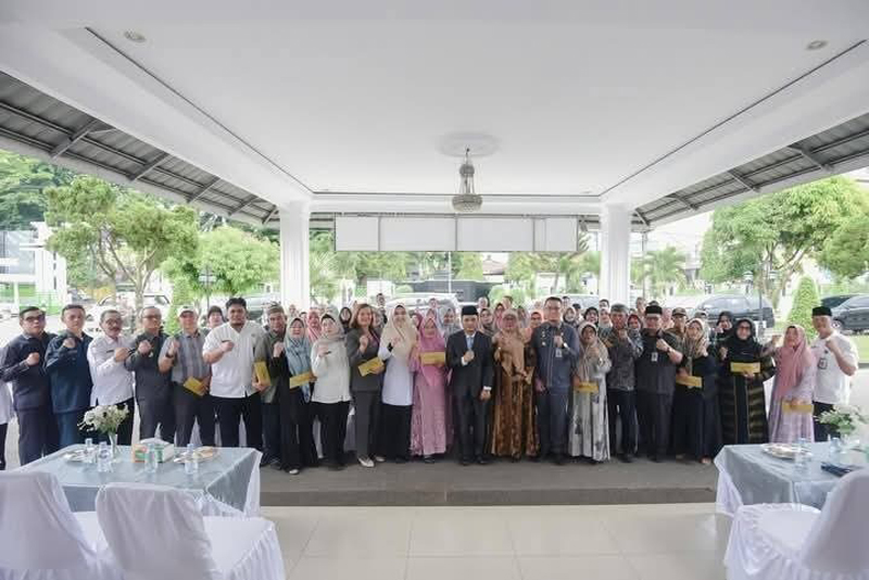 Wali Kota Padangsidimpuan H. Letnan Dalimunthe melalui Korpri serahkan tali asih kepada PNS purna bakti dan kepada ahli waris PNS meninggal dunia periode Juni 2025.