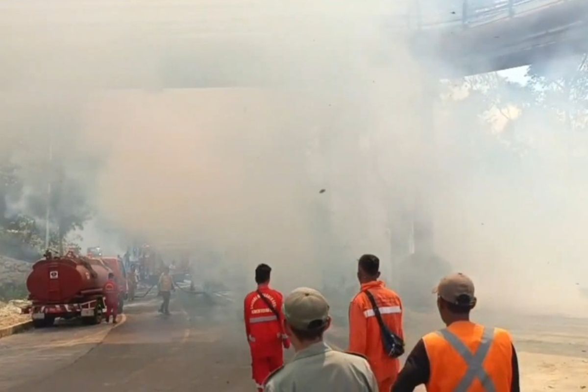 Asap tebal menyelimuti perbukitan di kawasan Tele, Samosir, akibat kebakaran hutan yang meluas.