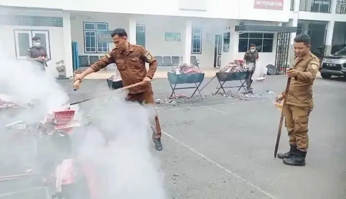 Kepala Kejari Sibolga memimpin pemusnahan ribuan gram narkotika dan rokok ilegal, disaksikan Forkopimda dan Bea Cukai.