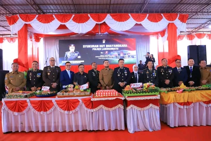 Upacara peringatan HUT Bhayangkara ke-79 Tahun 2025 dengan tema &lsquo;Polri Untuk Masyarakat&rsquo; di Lapangan Ika Bina Rantauprapat.