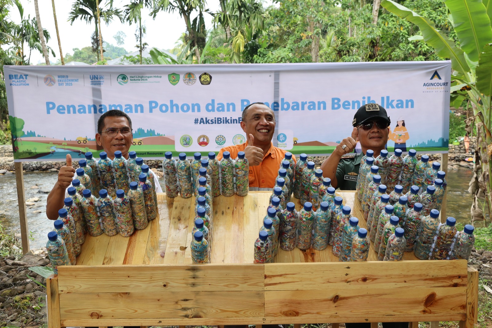 Ekobrik disusun dan membentuk tulisan PTAR, Rabu (2/7/2025) dalam peringatan HLH 2025 di Desa Aek Garoga, Kecamatan Batangtoru, Kabupaten Tapanuli Selatan. (Samman/MetroDaily)