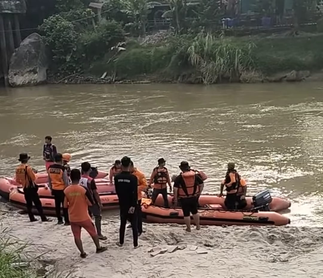 Tim Basarnas sedang melakukan pencarian korban hanyut.
