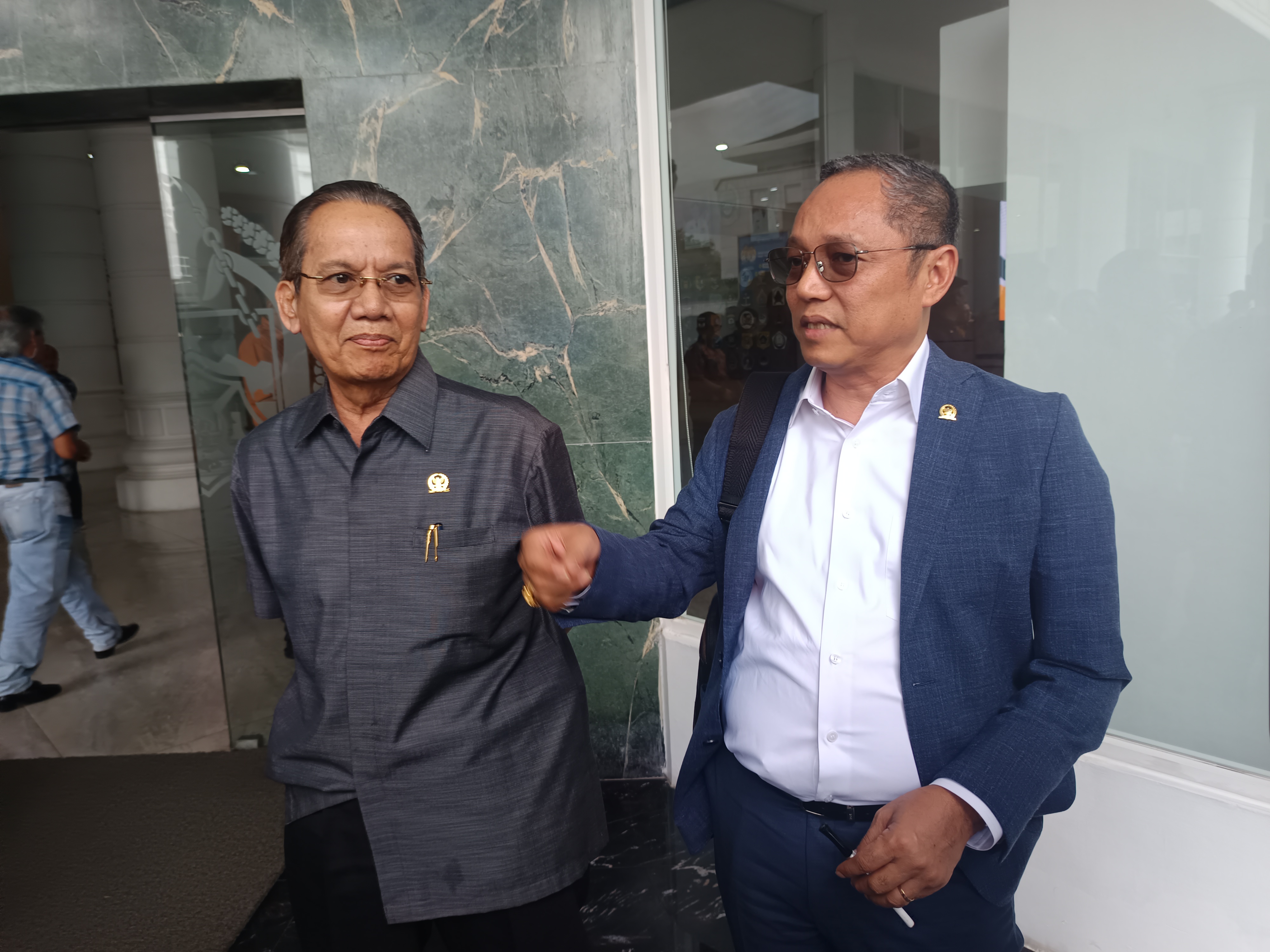 Anggota Komisi II DPR RI, Deddy Sitorus dan  Longki Djanggola saat diwawancarai wartawan usai kunker ke Kantor Gubernur Sumut pada Kamis (3/7/2025).