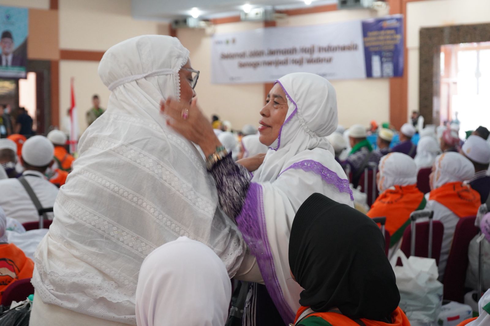 Jemaah haji Kloter 18 saat tiba di Debarkasih Asrama Haji Medan menjelang Subuh, Kamis (3/7/2025).