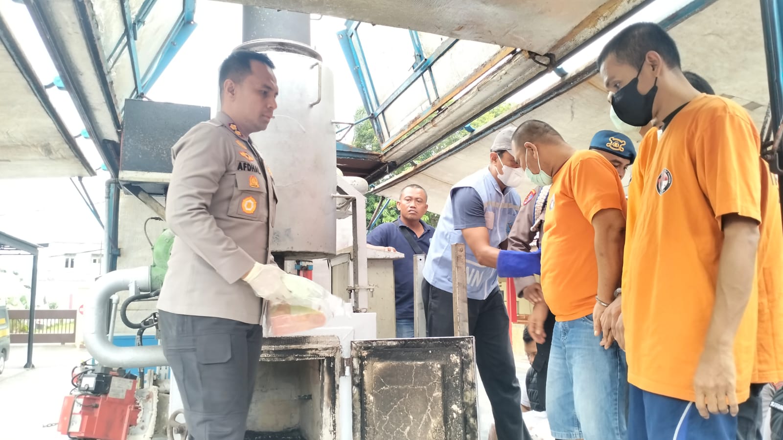 Kapolres Asahan AKBP Afdhal Junaidi S.I.K bersama Forkopimda memusnahkan sabu seberat 49,7 kg menggunakan insinerator di halaman Mapolres Asahan, Rabu (2/7/2025).