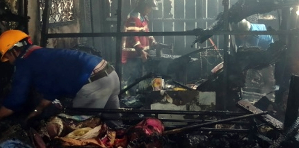 Rumah permanen milik M Alimuddin di Kelurahan Indrapura terbakar.