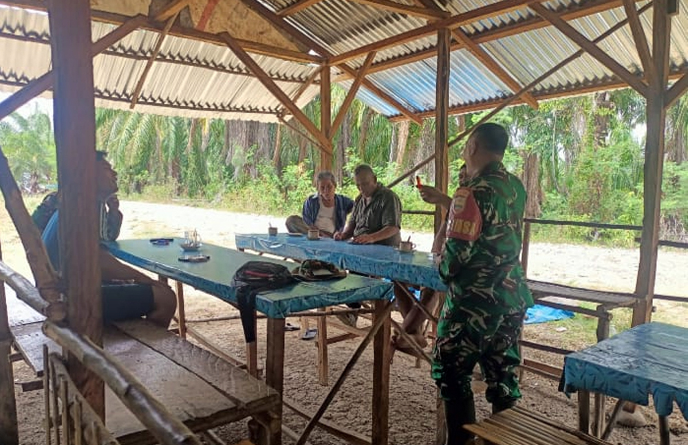 Satgas PKH dari Koramil 05/Padang Bolak saat memberikan sosialisasi kepada warga Desa Aek Suhat, Kecamatan Padang Bolak, Paluta.
