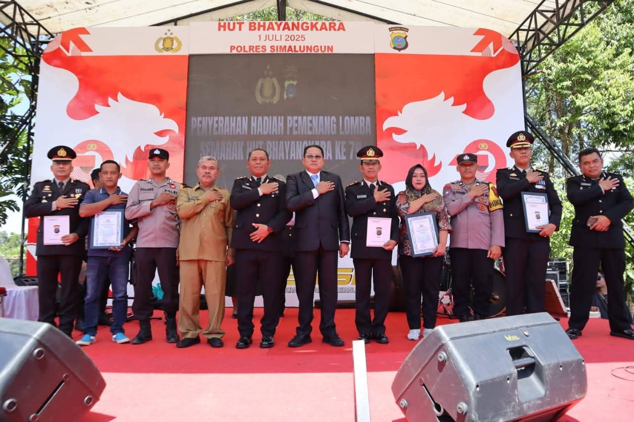 Kapolres Simalungun AKBP Marganda Aritonang foto bersama usai menyerahkan piagam juara utama lomba Siskamling kepada Polsek Serbalawan dalam rangkaian Hari Bhayangkara ke-79, Selasa (1/7/2025).