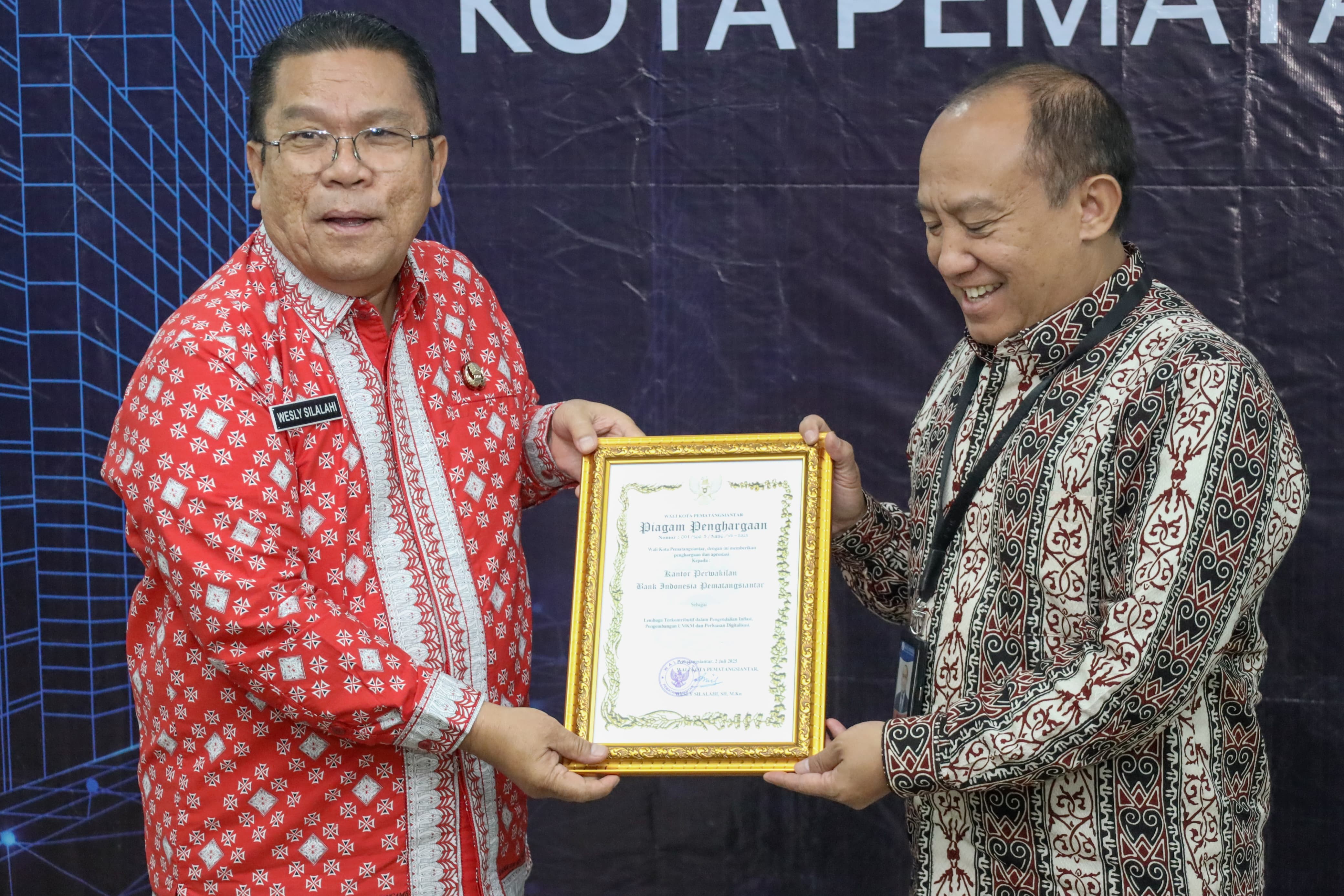 Wali Kota Wesly Silalahi menyerahkan piagam penghargaan kepada Kepala KPw BI Pematangsiantar Muqorobin dalam HLM TPID Kota Pematangsiantar.