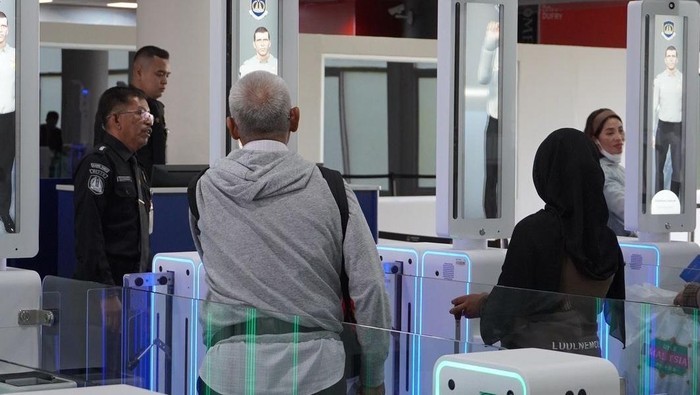 Suasana padat di area keberangkatan internasional Bandara Kualanamu, Medan, saat libur sekolah akhir Juni 2025. Jumlah penumpang melonjak drastis seiring meningkatnya antusiasme warga Sumut ke LN.