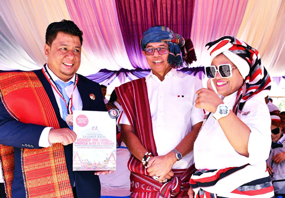 Bupati Samosir Vandiko T. Gultom membuka pelaksanaan Festival Wisata Edukasi Leluhur Batak Rumahela 2025 di halaman kantor bupati.