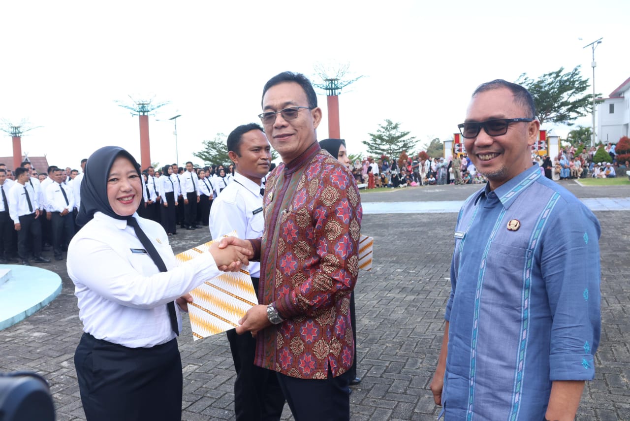 Bupati Gus Irawan Pasaribu menyerahkan SK PPPK Formasi 2024 kepada 633 tenaga honorer di Lapangan Parade Kantor Bupati Tapsel, Kamis (3/7/2025).
