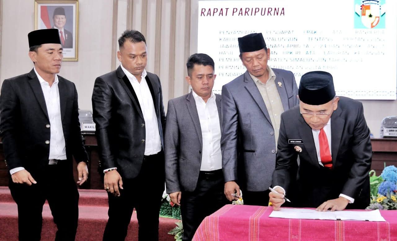 Bupati Simalungun Dr. H. Anton Achmad Saragih bersama pimpinan DPRD menandatangani berita acara persetujuan Ranperda Pertanggungjawaban Pelaksanaan APBD TA 2024, di Gedung DPRD Simalungun.