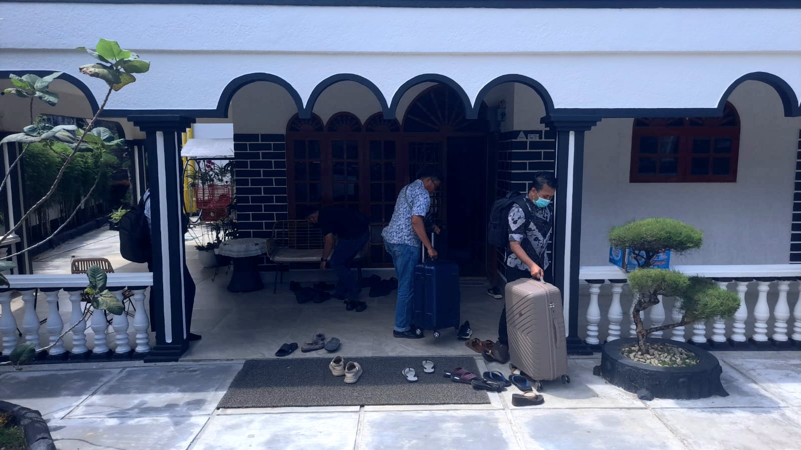 Penyidik KPK membawa koper keluar rumah Dirut PT DNG, di Jalan Mawar, Kota Padangsidimpuan. (Samman/MetroDaily)