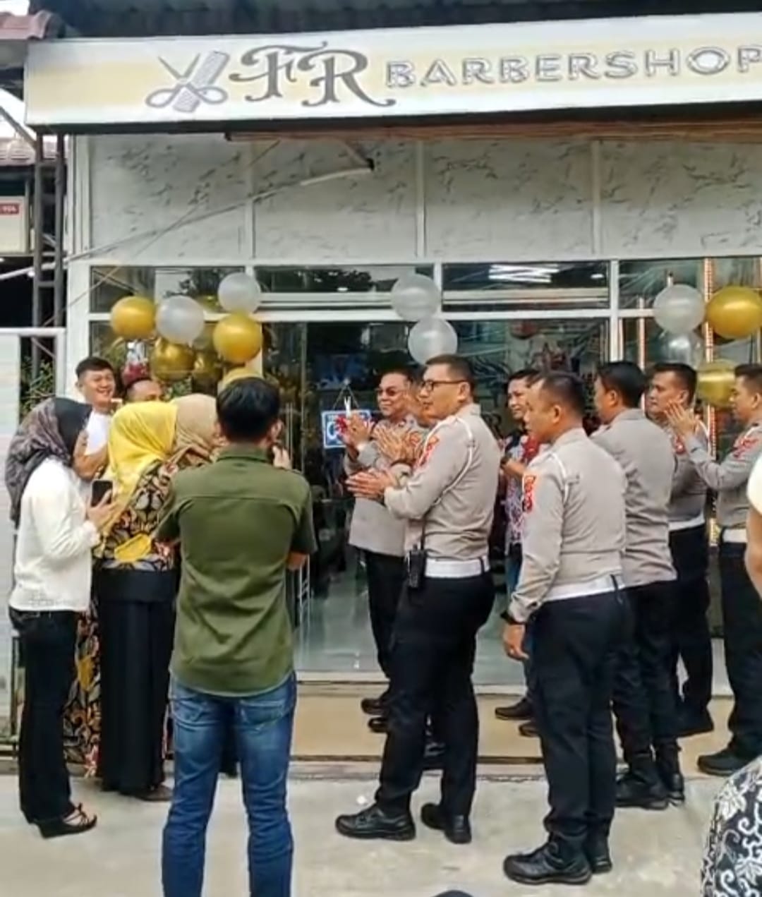 Wakapolres Labuhanbatu Kompol H Matondang SH MH bersama sejumlah pejabat Polres Labuhanbatu saat hadir pada Grand Opening FR Babershop.