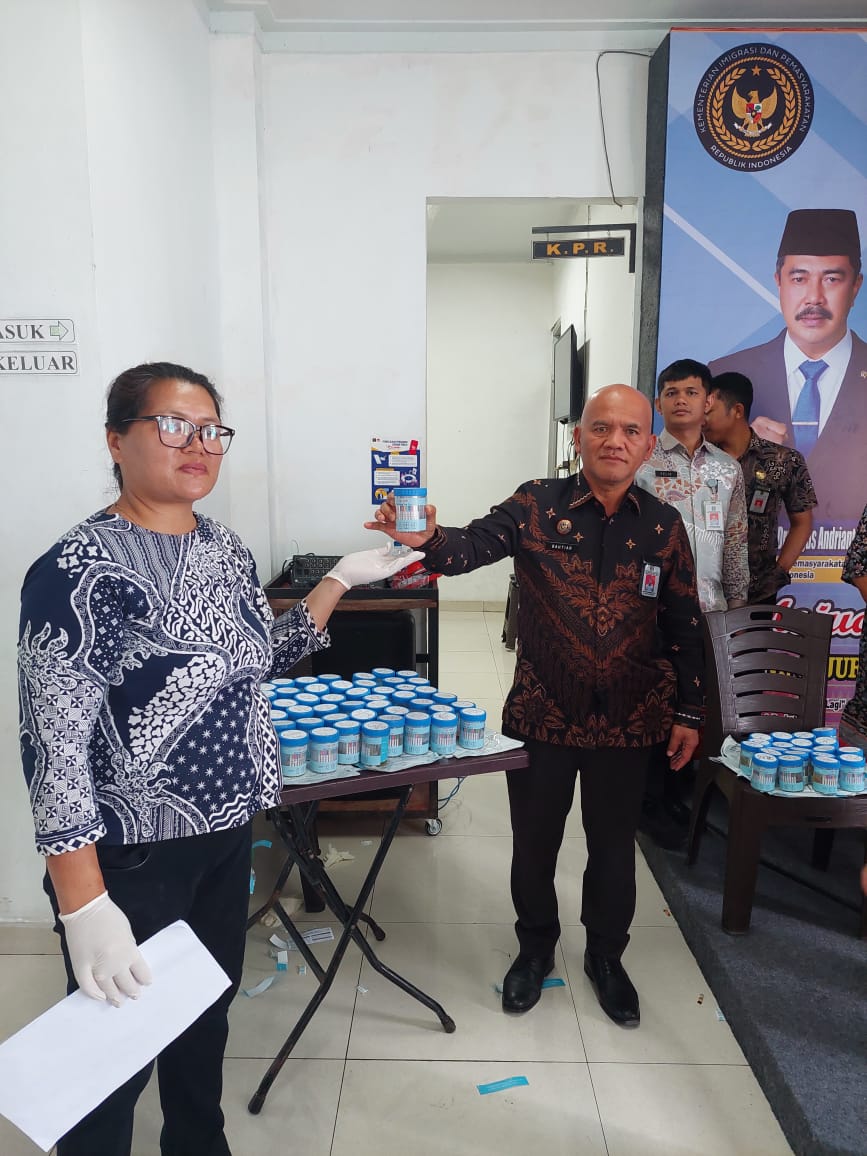 Pegawai & warga binaan Rutan Kabanjahe menjalani tes urine bareng BNNK Karo.