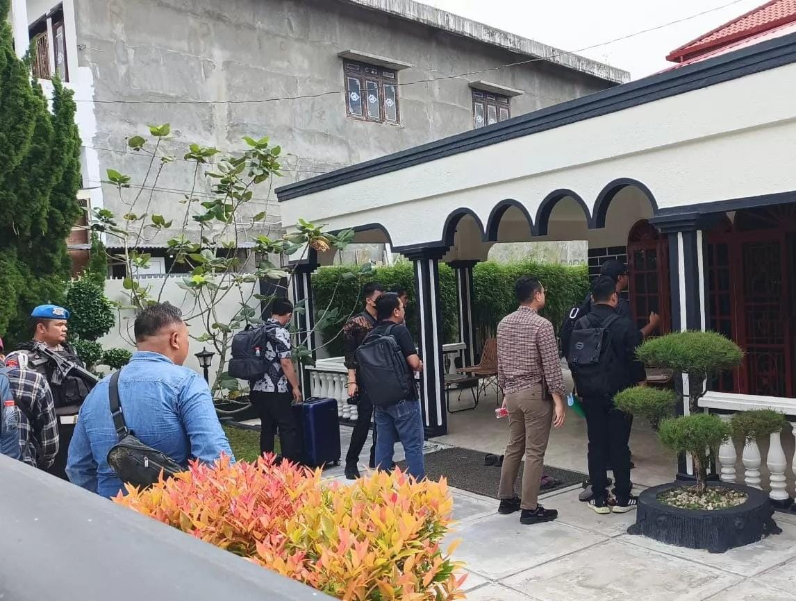 Tim KPK menggeledah rumah dan kantor Bos PT DNG di Sidimpuan, Jumat (4/7/2025), terkait kasus proyek jalan Rp231 miliar.