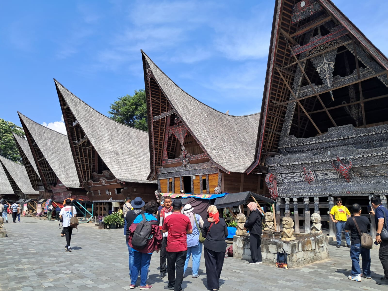 Turis di Kampung Ulos, Huta Raja, Kabupaten Samosir, Sumatera Utara.