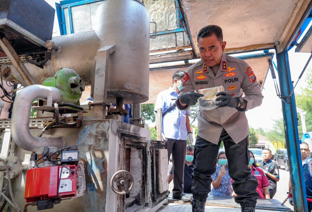 Kapolda Sumut Irjen Pol Whisnu Hermawan Februanto memusnahkan barang bukti narkoba hasil tangkapan selama semester pertama 2025 di Mapolda Sumut, Kamis (3/7).