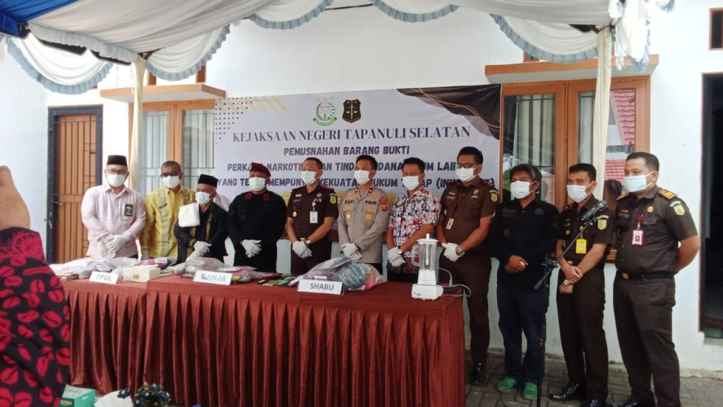 Forkopimda menyaksikan pemusnahan sabu, ganja, dan barang bukti kejahatan lainnya di halaman Kejari Tapsel.