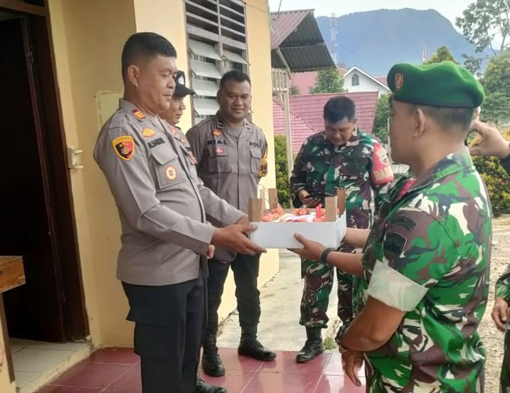 Kapolsek SD Hole AKP M Samosir bersama personel menerima kejutan dari Koramil 04/SD Hole dalam peringatan HUT Bhayangkara ke-79.