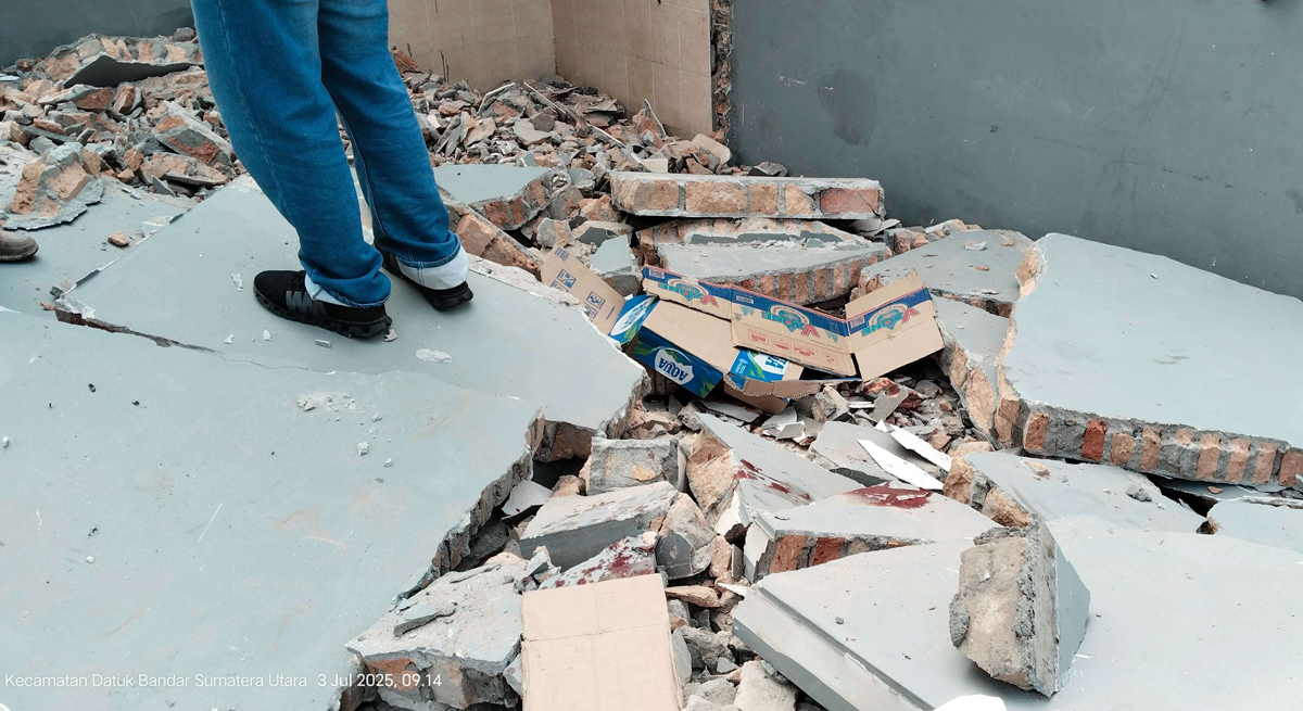 TKP kejadian pekerja bangunan tewas tertimpa tembok di Jalan Jenderal Sudirman KM 7, Kelurahan Sijambi, Kecamatan Datuk Bandar.