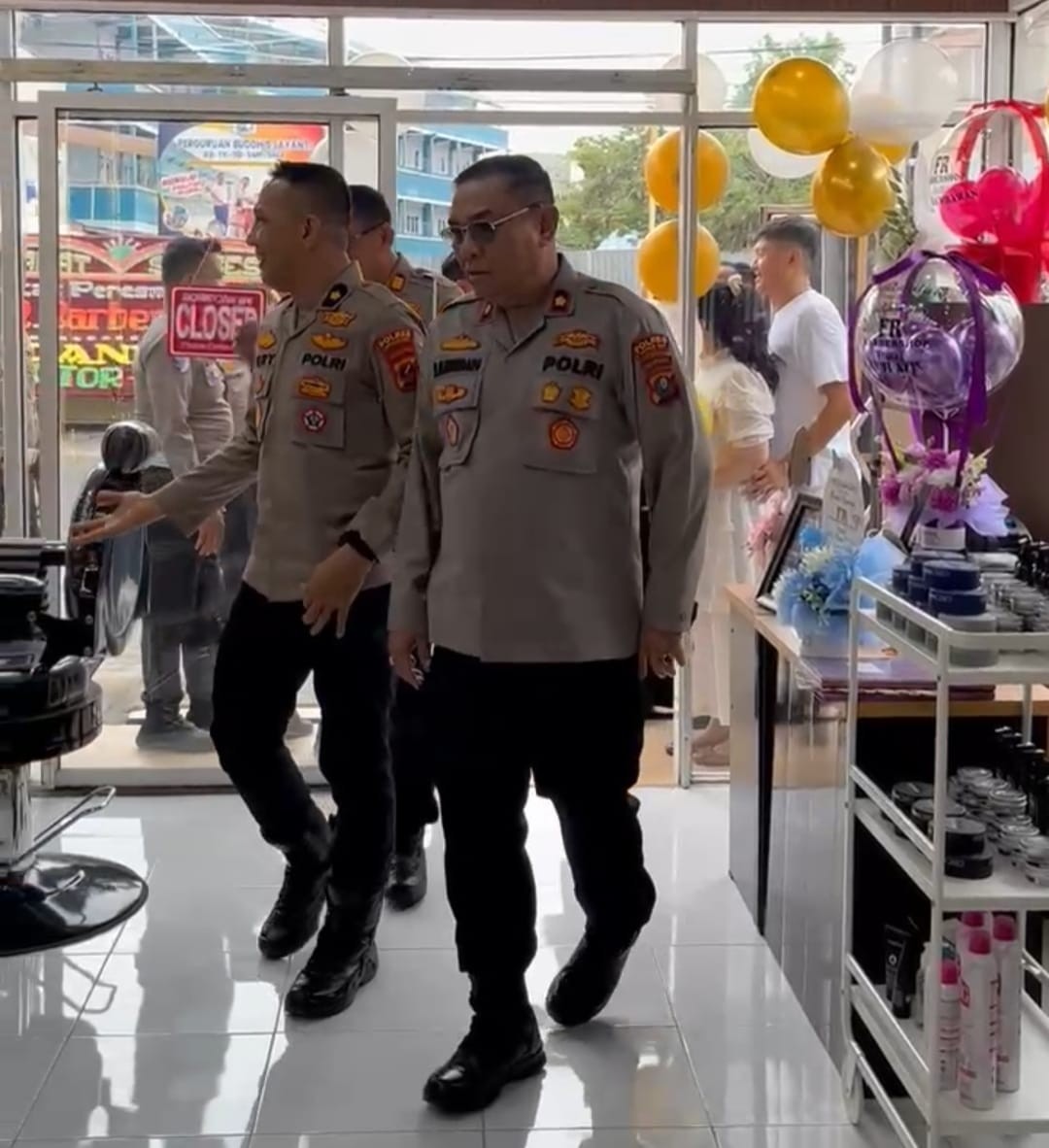Wakapolres Labuhanbatu Kompol H. Matondang SH MH bersama pejabat Polres Labuhanbatu saat menghadiri grand opening FR Babershop.