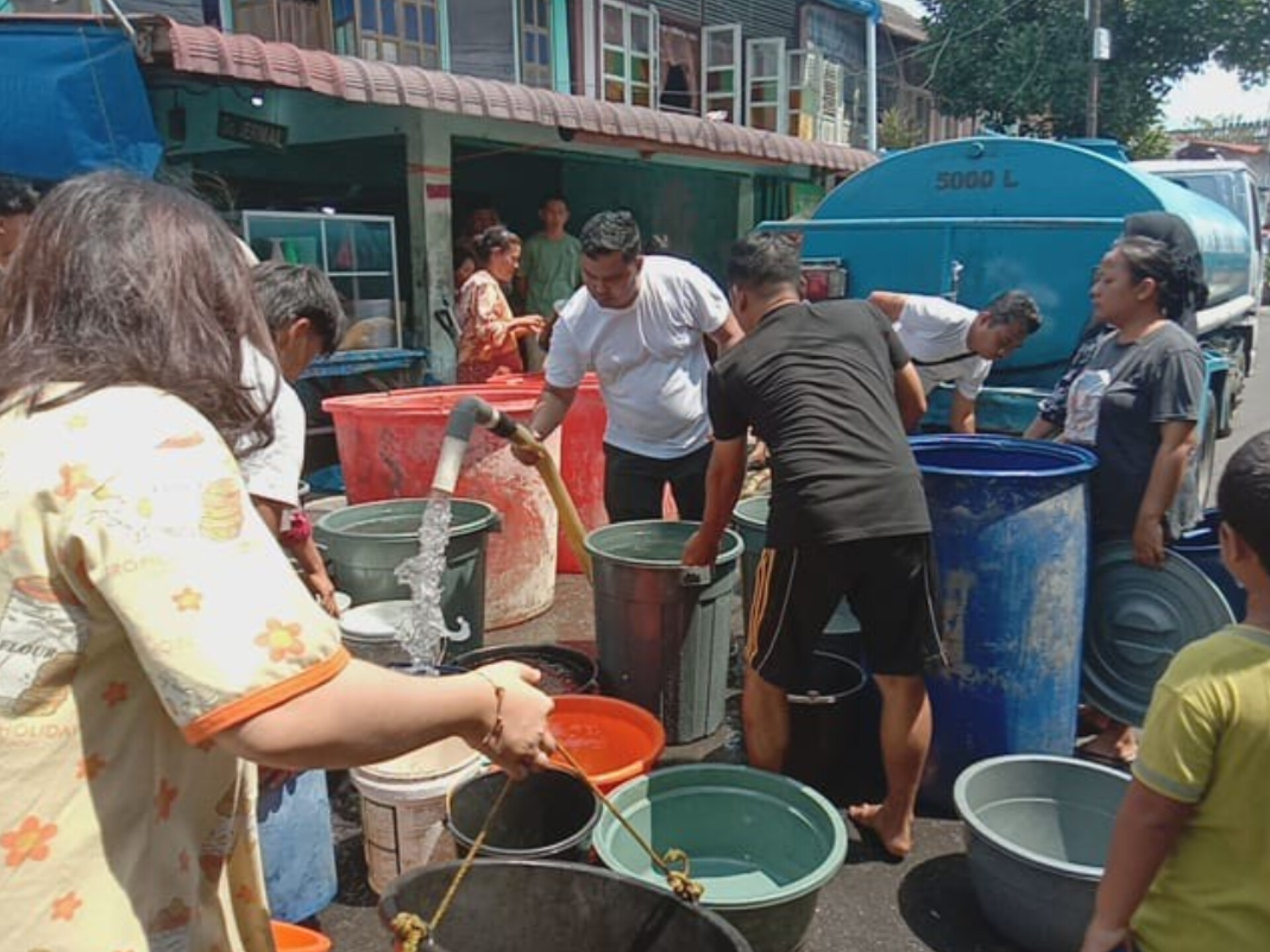 Direktur Perumda Tirta Nauli Sibolga Khairunnas Panggabean bersama staf melayani pendistribusian air bersih ke warga Pasar Belakang.