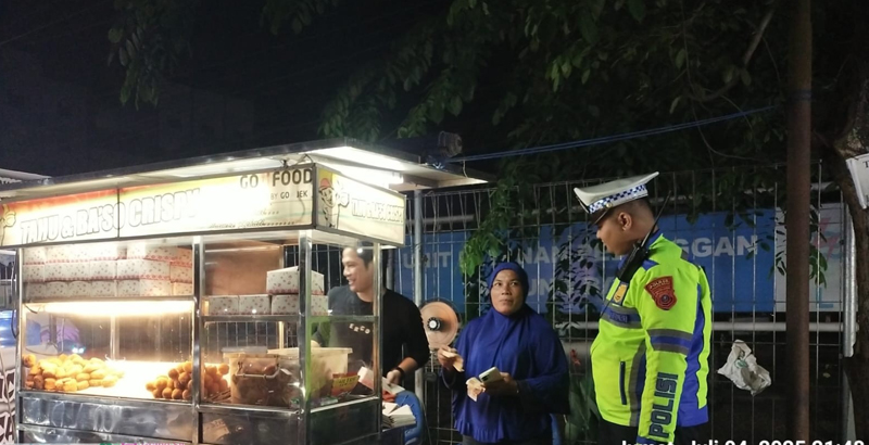 Satlantas Polres Tanjungbalai imbau pedagang rapikan lapak di kawasan kuliner malam.
