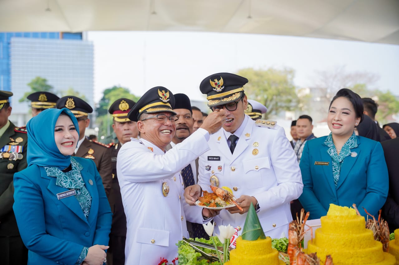 Wakil Wali Kota Medan, Zakiyuddin Harahap menyuapi kue ke mulut Wali Kota Medan, Rico Waas dalam momen perayaan HUT ke-435 Kota Medan di Lapangan Merdeka Medan pada 1 Juli 2025.
