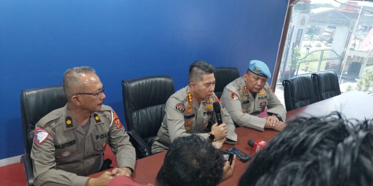Kabid Humas Polda Sumut Kombes Pol Dr. Ferry Walintukan saat konferensi pers soal kendaraan dinas Provos Polri yang digunakan anak di bawah umur, Senin (7/7/2025).