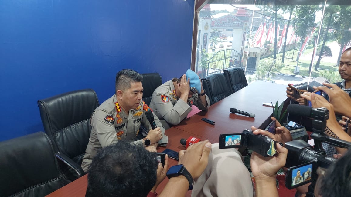 Kabid Propam Polda Sumut Kombes Pol Julihan Muntaha saat konferensi pers, Senin (7/7/25).