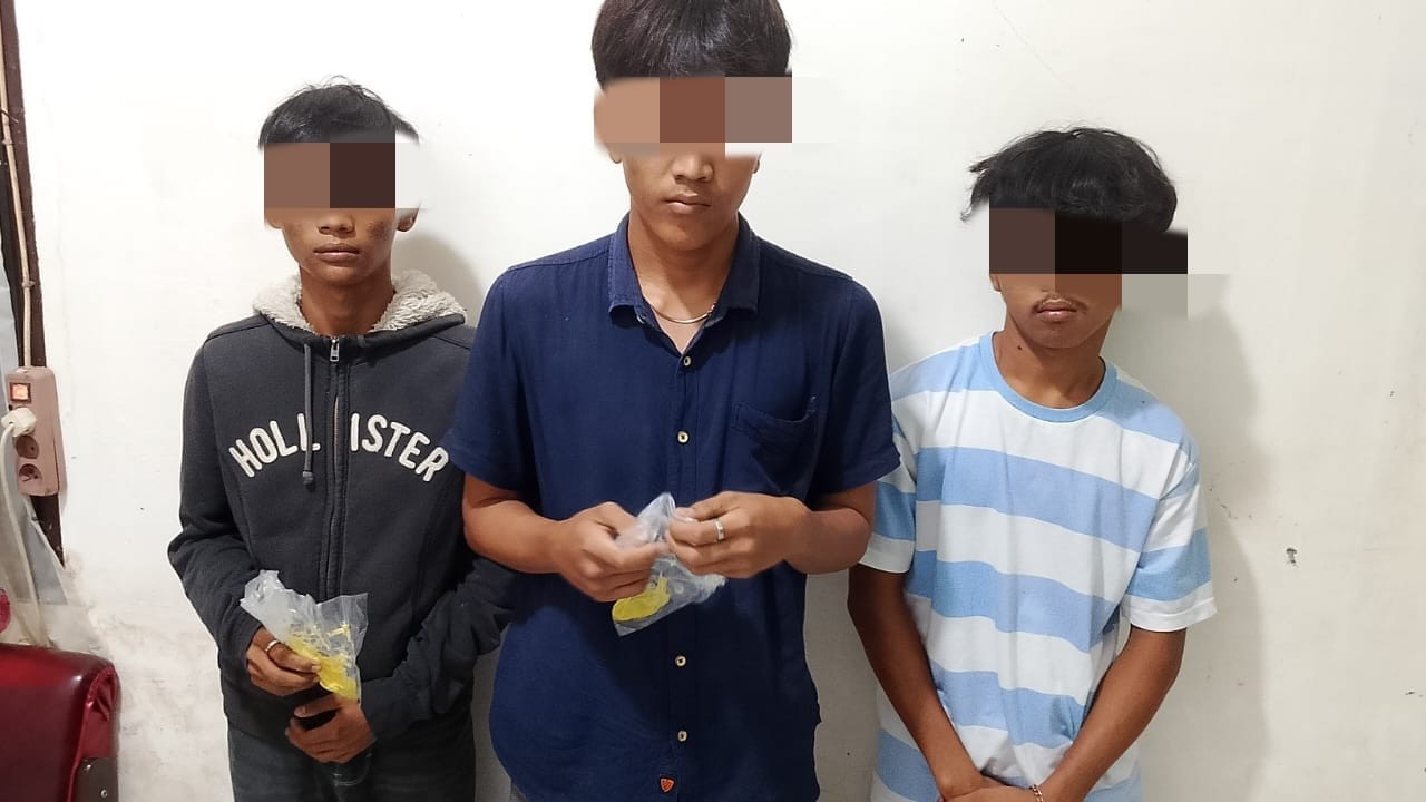 Tiga remaja diamankan saat kedapatan menghirup lem di Jalan Sadum, Siantar Utara.