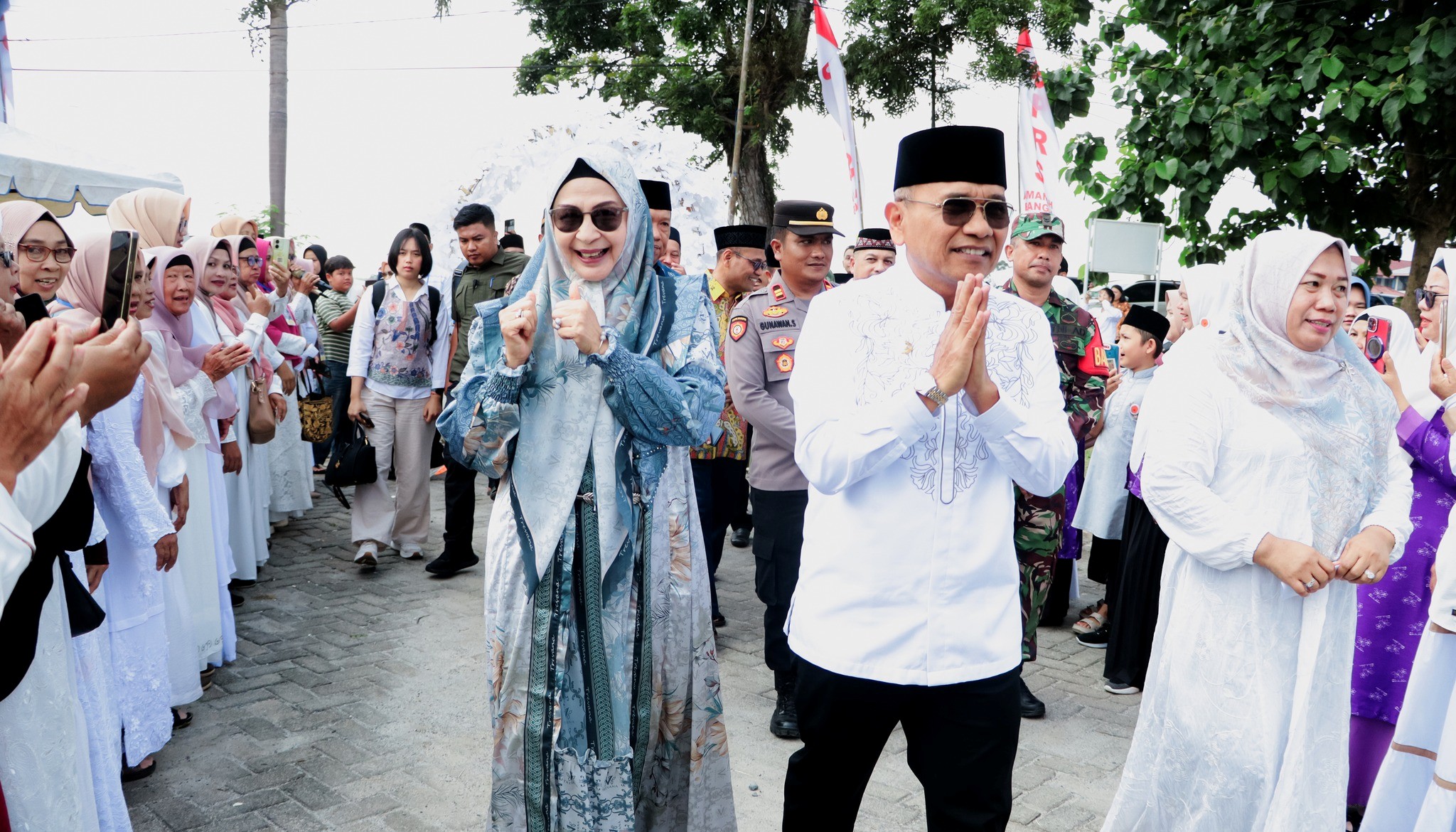 Ribuan warga antusias mengikuti Tabligh Akbar di Kecamatan Tapian Dolok bersama Bupati Simalungun Anton Achmad Saragih dan Ketua TP PKK Darmawati Anton Saragih.