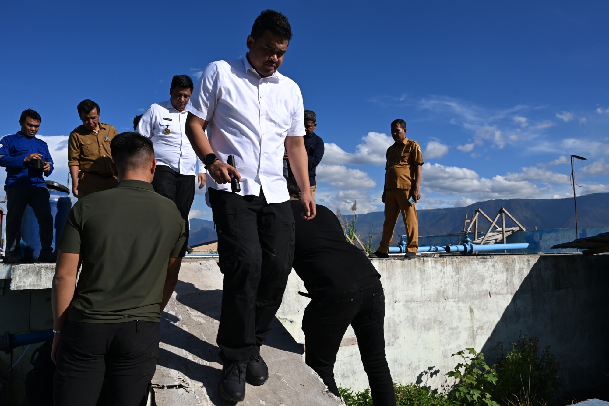 Gubernur Sumatera Utara, Bobby Nasution, didampingi Bupati Samosir, Vandiko Gultom, meninjau kondisi Reservoir PDAM Tirtanadi Cabang Samosir, Senin (7/7/2025).