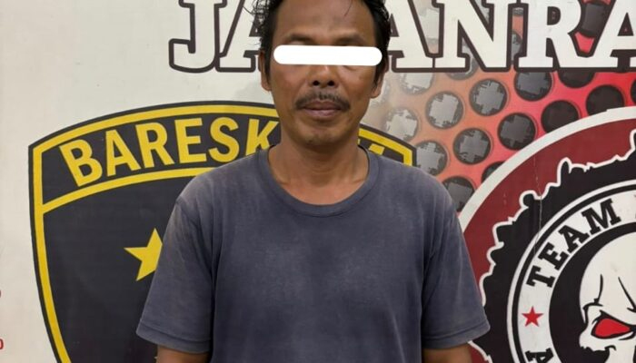 Pelaku pembacokan, IP (38), diamankan polisi usai menyerang korban dengan celurit di Taman Limapuluh, Kabupaten Batubara.