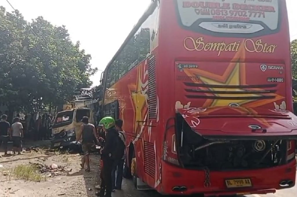Kondisi bus dan truk usai terlibat tabrakan di Jalinsum Air Batu, Asahan, Minggu (6/7/2025).