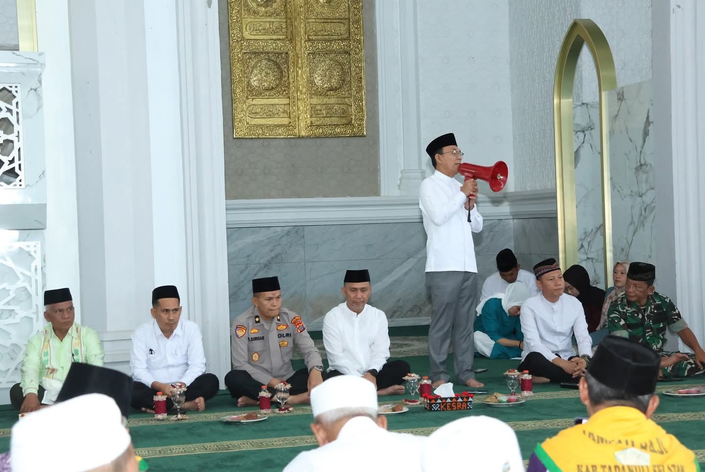 Bupati Tapanuli Selatan H. Gus Irawan Pasaribu menyambut penuh haru kepulangan 174 jamaah haji asal Tapsel di Masjid Agung Syahrun Nur, Sipirok, Minggu (6/7/2025).