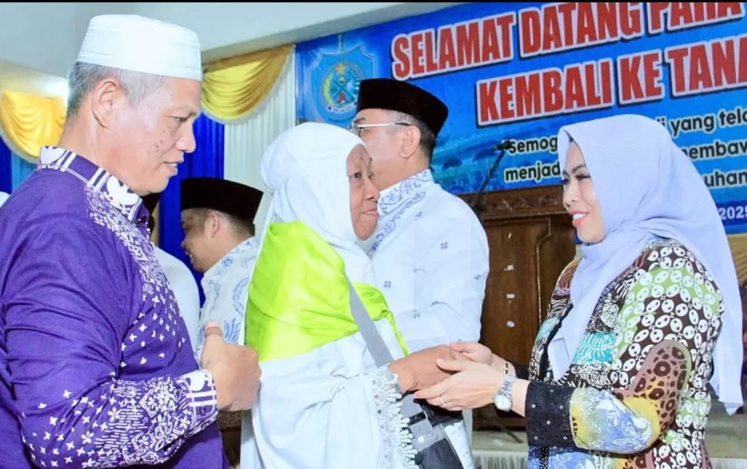 Bupati Labuhanbatu Maya Hasmita menyambut hangat kepulangan jamaah haji kloter 19 di Asrama Haji Rantauprapat, Jumat (4/7/2025).